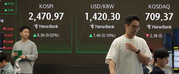 18일 서울 중구 하나은행 본점 딜링룸 모습. [연합뉴스]