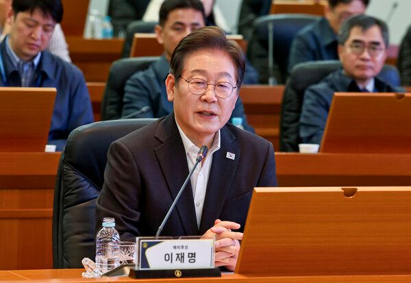 더불어민주당 대선후보 경선 주자인 이재명 전 대표가 17일 대전광역시 유성구 국방과학연구소(ADD)에서 열린 현장간담회에서 발언을 하고 있다. [연합뉴스]