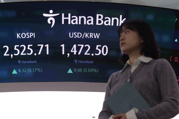 2일 오전 서울 중구 하나은행 본점 딜링룸 모습. [연합뉴스]