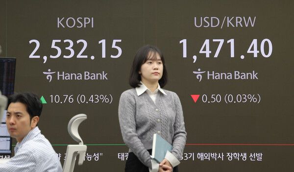 2일 오전 서울 중구 하나은행 본점 딜링룸 모습. [연합뉴스]