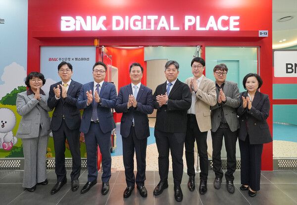 부산은행은 2일 부산 시민에게 편리한 금융서비스를 제공하기 위해 부산 지하철 2호선 수영~광안역 지하상가(HOWWE Mall)에 미래형 디지털 점포 ‘디지털플레이스’를 개설했다.사진 왼쪽 4번째 김용규 BNK부산은행 경영전략그룹장. [BNK부산은행]