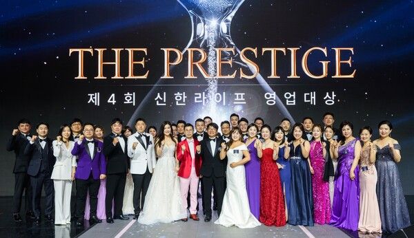 이영종 신한라이프 사장(앞줄 왼쪽에서 8번째)이 지난 17일 인천 인스파이어 엔터테인먼트 리조트에서 열린 ‘2025 신한라이프 영업대상’ 시상식에서 수상자 및 관계자들과 기념 촬영을 하고 있다. [신한라이프]