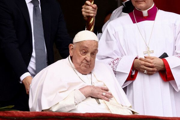 프란치스코 교황이 20일(현지시간) 부활절을 맞아 바티칸 성베드로 대성당 2층 발코니에 휠체어를 타고 등장했다. [연합뉴스]