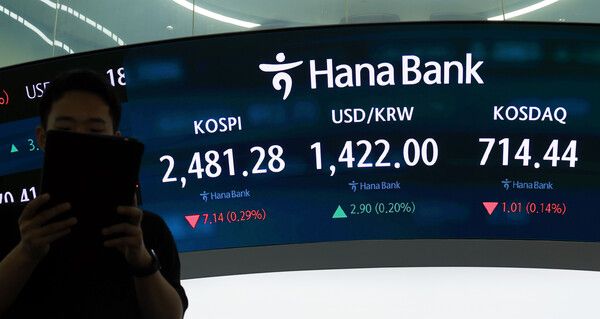 22일 서울 중구 하나은행 본점 딜링룸 모습. [연합뉴스]