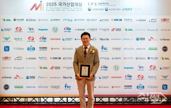김기태 보람상조 영업부문 대표이사가 17일 서울 양재동 엘타워에서 열린 ‘2025 국가산업대상’ 시상식에서 국가산업대상을 수상한 뒤 기념촬영을 하고 있다. [보람그룹]