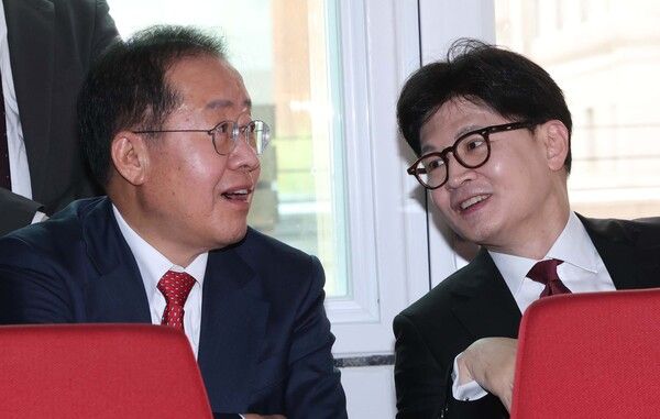 국민의힘 대선 경선 후보인 홍준표 후보(왼쪽)와 한동훈 후보가 대화하고 있다. [연합뉴스]