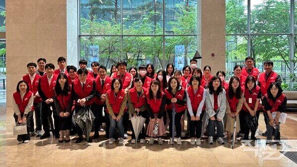 SK증권이 22일 ‘지구의 날’을 맞아 여의도 일대에서 ‘담배꽁초 없는 영등포 만들기’&nbsp;ESG&nbsp;환경 캠페인을 진행했다. [SK증권]