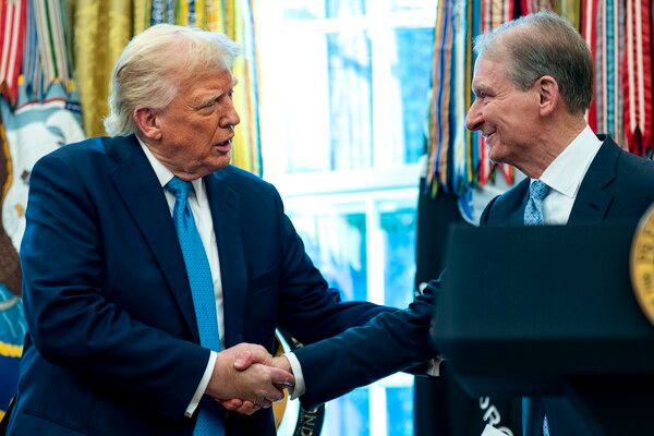 트럼프 미국 대통령(왼쪽)과 앳킨스 SEC 위원장. [EPA 연합뉴스]