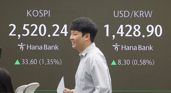 23일 서울 중구 하나은행 딜링룸 모습. [연합뉴스]