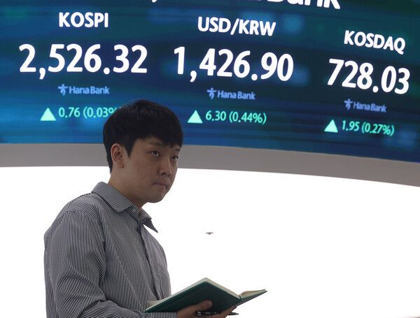 24일 서울 중구 하나은행 딜링룸 모습. [연합뉴스]