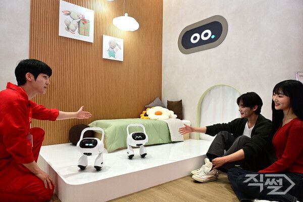 LG전자가 '월드IT 쇼 2025'에 참가해 공감지능(AI)을 통해 변화하는 고객의 공간과 일상을 선보인다고 24일 밝혔다. 모델이 LG전자 직원에게 고객의 목소리와 표정·말투로 감정까지 파악하는 이동형 AI홈의 설명을 듣고 있다. [LG전자]