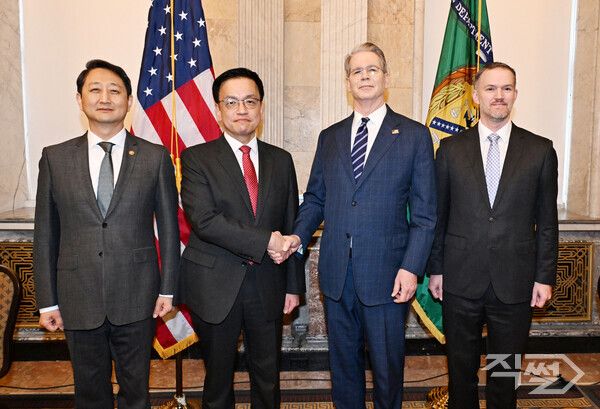 주요 20개국(G20) 재무장관회의 및 국제통화금융위원회(IMFC)'에 참석차 미국 워싱턴D.C를 방문중인 최상목 부총리 겸 기획재정부 장관이 안덕근 산업통상자원부 장관과 함께 24일(현지시간) 미국 워싱턴 DC 재무부에서 열린 '한-미 2+2 통상협의(Trade Consultation)'에서 기념 촬영하고 있다.(왼쪽부터) 안 산업부 장관, 최 부총리, 스콧 베센트 미 재무장관, 제이미슨 그리어 미국무역대표부(USTR) 대표. [기획재정부]