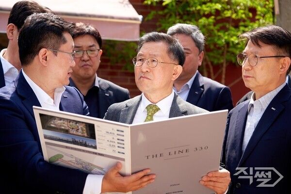 정경구&nbsp;HDC현대산업개발 대표이사(가운데)가&nbsp;24일 용산정비창 전면1구역 재개발 사업지 현장을 직접 방문해 둘러보고 있다. [HDC현대산업개발]