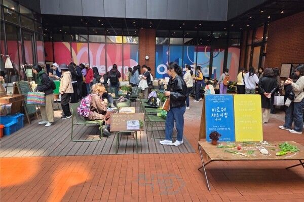 농부시장 마르쉐 연계 딸기 가공상품 홍보행사 개최 모습.[밀양시]