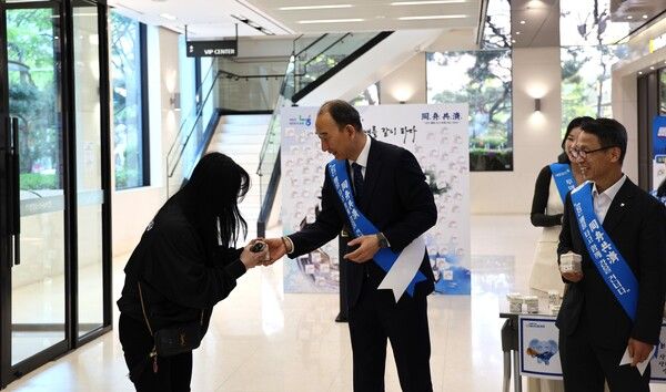 25일 출근길 직원에 백설기와 식혜를 전달하는 박병희 대표이사. [NH농협생명]