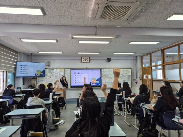 DB손해보험이 지난 23일 서울 송파중학교에서 학생들을 대상으로 '자유학기제 금융교육' 을 실시하고 있다. [DB손해보험]