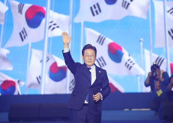 이재명 더불엄니주당 대선 경선 후보가 27일 경기 고양시 킨텍스에서 열린 ‘제21대 대통령선거 후보자 선출을 위한 수도권·강원·제주 경선 및 최종 후보자 선출 대회’에서 최종 후보로 확정된 뒤 손들어 인사하고 있다. [연합뉴스]