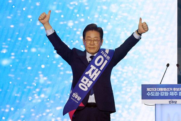 더불어민주당 이재명 대선 경선 후보가 27일 경기 고양시 킨텍스에서 열린 ‘제21대 대통령선거 후보자 선출을 위한 수도권·강원·제주 경선 및 최종 후보자 선출 대회’에서 정견 발표를 하기 위해 연단으로 나서며 두팔을 들어올리고 있다. [연합뉴스]