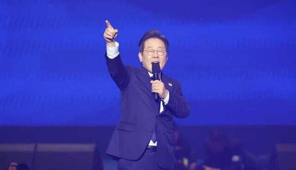 더불어민주당 대선 후보로 선출된 이재명 후보가 27일 경기 고양시 킨텍스에서 열린 ‘제21대 대통령선거 후보자 선출을 위한 수도권·강원·제주 경선 및 최종 후보자 선출 대회’에서 수락 연설을 하고 있다. [연합뉴스]