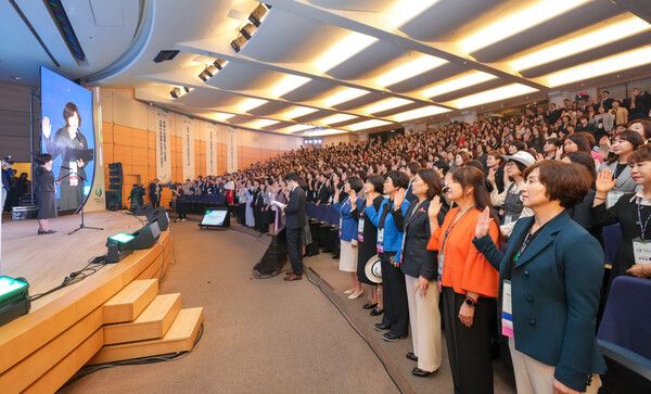 지난 23일 충남 천안시 계성원에서 열린 '2025 교보 MDRT DAY' 행사에서 교보 MDRT 재무설계사(FP)들이 '교보 MDRT 윤리선서'를 하고 있다. [교보생명]