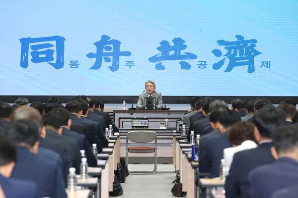 농협중앙회는 28일 서울 중구 농협중앙회 본관에서 '2025년 1분기 종합경영분석회의’를 개최했다. 강호동 회장(사진 가운데) 주관으로 진행된 이날 회의에는 중앙회 임원, 계열사 대표, 집행간부, 지역본부장, 부실장 등 450여명이 참석했다. [농협중앙회]