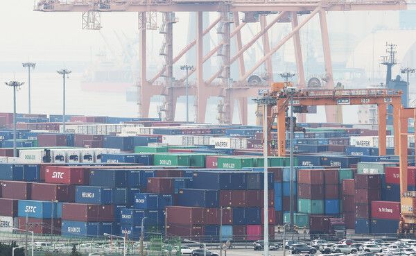 미국의 상호관세가 발효된 지난 9일 경기도 평택항에 컨테이너가 쌓여 있다. [연합뉴스]