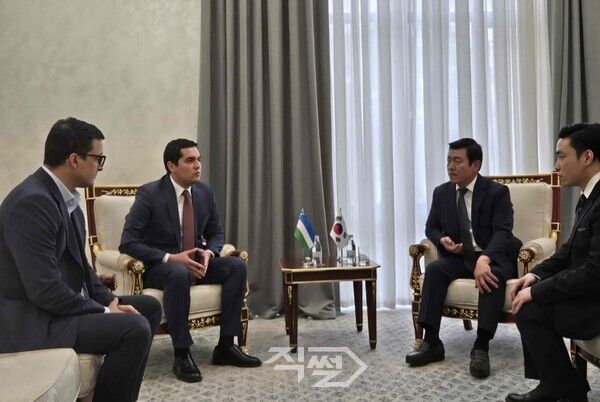 곽근석 부시장이 2025 제4회 바크쉬 국제 예술축제를 방문해 우즈베키스탄 문화부 상임고문과 면담하고 있다.(왼쪽 두 번째 우즈베키스탄 문화부 쇼흐루흐 악바로프 상임고문, 세 번째 곽근석 부시장). [밀양시 제공]