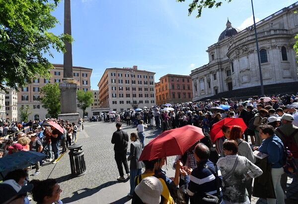 교황의 무덤이 안치된 산타 마리아 마조레 대성전 입장 위해 줄 선 사람들. [EPA 연합뉴스]