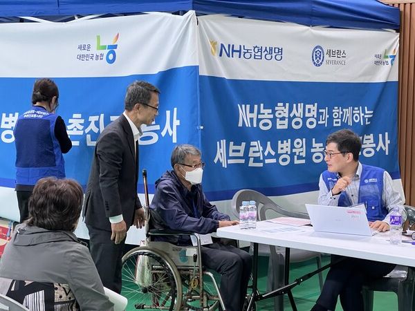 NH농협생명이 지난 26일 강원도 홍천군 홍천농협 관내에서 2025년 두 번째 농촌의료지원사업을 진행했다. 사진은 검진받는 조합원을 살피는 김기동 NH농협생명 부사장. [NH농협생명]