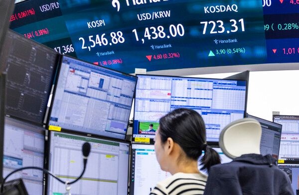 29일 오전 서울 중구 하나은행 본점 딜링룸 모습. [연합뉴스]