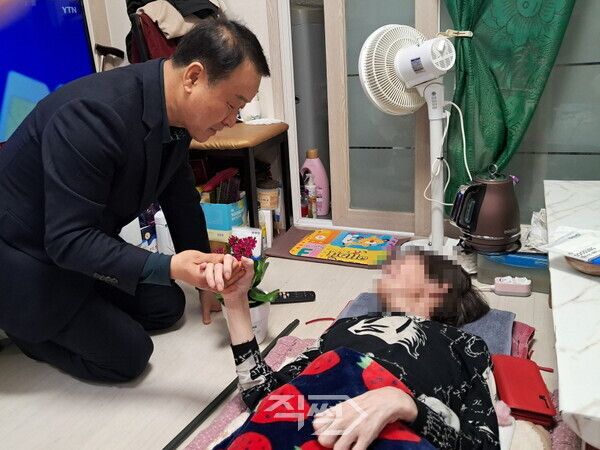 손윤식 밀양시 주민복지과장이 취약 세대를 방문해 반려 식물을 전달하고 안부를 살피고 있다. [밀양시]