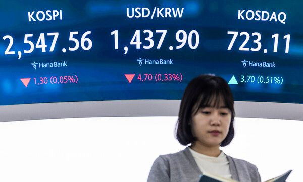 29일 오전 서울 중구 하나은행 본점 딜링룸 모습. [연합뉴스]