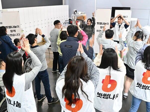 빗썸나눔이 지난 26일 서울 동대문구에 위치한 장애인 직업재활시설 ‘동문엔터프라이즈’를 찾아 현장 봉사활동을 진행했다. [빗썸]