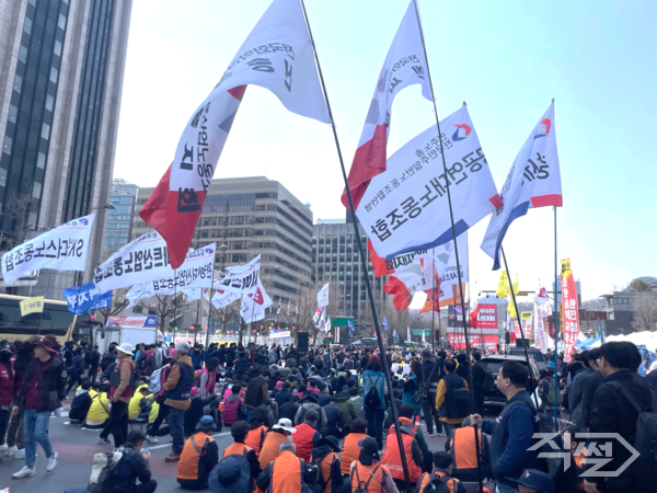 윤석열 대통령의 탄핵심판 선고를 하루 앞둔 3일 오후 서울 종로구 광화문 인근에서 전국민주노동조합총연맹, 전국금속노동조합 등 다양한 단체들이 탄핵 찬성 집회에서 구호를 외치고 있다. [최소라 기자]
