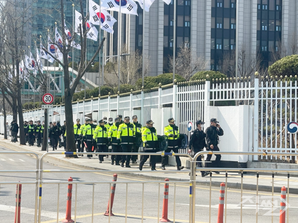 윤석열 대통령 탄핵심판 선고를 하루 앞두고 3일 서울 종로구 광화문 일대에서 경찰이 통제에 나서고 있다. [최소라 기자]