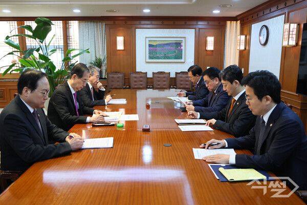한덕수 대통령 권한대행 국무총리가 3일 서울 종로구 정부서울청사 집무실에서 상호관계 대응 긴급 경제안보전략TF회의를 주재하고 있다. [국무총리실]