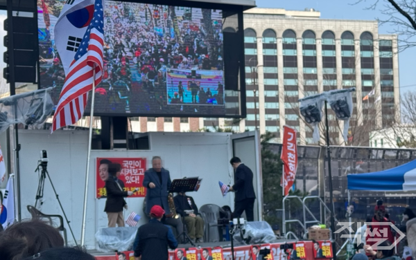 3일 헌법재판소 인근 윤석열 대통령 탄핵 반대 집회 시위 현장. [손성은 기자]