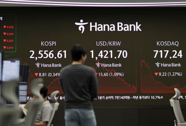 30일 서울 하나은행 본점 딜링룸 모습. [연합뉴스]