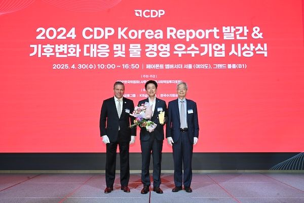 30일 여의도 페어몬트 앰버서더 서울에서 열린 2024 CDP Korea Awards에서 (왼쪽부터) Jose Qrdonez CDP CRO, 김태형 IBK기업은행 경영전략그룹 부행장, 장지인 CDP한국위원회 위원장과 기념촬영을 하고 있다. [IBK기업은행]