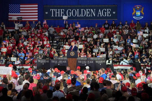 도널드 트럼프 미국 대통령이 29일(현지시간) 미시간주 머콤카운티에서 취임 100일 기념 유세를 개최하고 있다. [AP 연합뉴스]