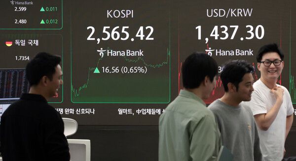 29일 서울 중구 하나은행 딜링룸 모습. [연합뉴스]