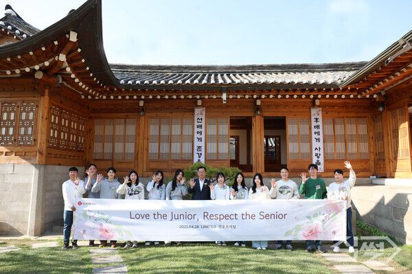 박현철 롯데건설 부회장(왼쪽 7번째)이 주니어보드 5기 구성원들과 킥오프 미팅 후 기념촬영을 하고 있다. [롯데건설]