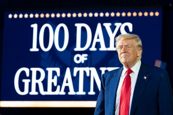 도널드 트럼프 미국 대통령이 29일(현지시간) 미시간주 머콤카운티에서 취임 100일 기념 유세를 개최하고 있다. [AP 연합뉴스]