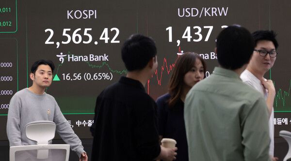 29일 서울 중구 하나은행 딜링룸 모습. [연합뉴스]