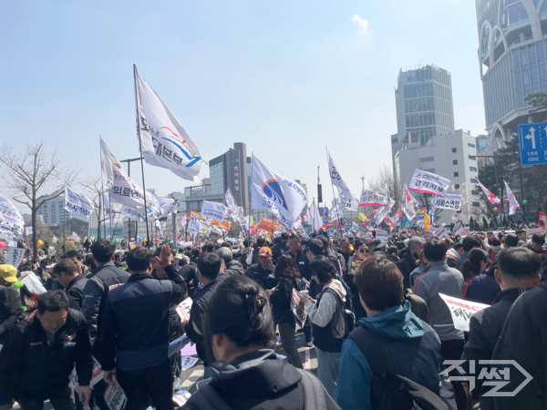 헌법재판소가 윤석열 전 대통령 탄핵 사건에 대해 인용을 선고한 4일 서울 종로구 안국동 일대에서 탄핵에 찬성한 시민들이 기뻐하고 있다. [권성진 기자]