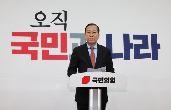 국민의힘 권영세 비상대책위원장이 4일 서울 여의도 국회에서 헌재의 윤석열 전 대통령 탄핵 인용이 발표되자 입장을 밝히고 있다. [연합뉴스]