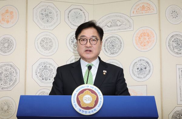 우원식 국회의장이 윤석열 전 대통령에 대한 헌재의 파면이 선고된 4일 서울 여의도 국회에서 대국민담화를 하고 있다. [연합뉴스]