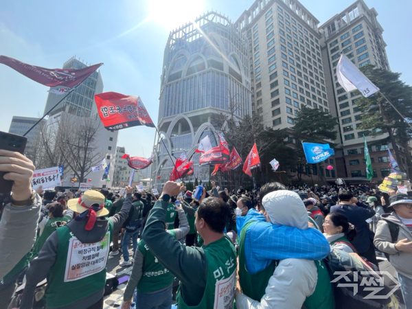 헌법재판소가 윤석열 전 대통령 탄핵 사건에 대해 인용을 선고한 4일 서울 종로구 안국동 일대에서 탄핵에 찬성한 시민들이 기뻐하고 있다. [권성진 기자]