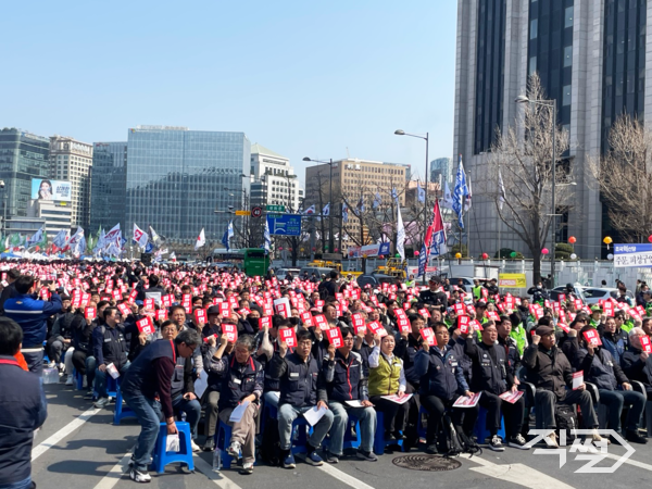 3일 오후 서울 종로구 광화문 인근에서 탄핵 찬성 집회를 진행하고 있다. [직썰]
