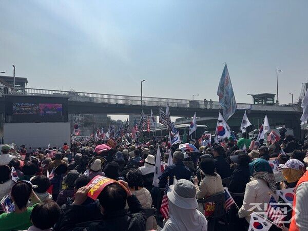 3일 오전 11시 22분 윤석열 전 대통령 파면 선고 직후 탄핵 반대 집회 시위 현장에 정적이 흘렀다. [손성은 기자]